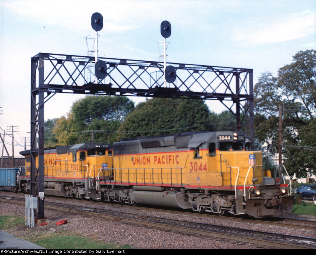 UP SD40-2 #3044 & UP D8-40C #9312